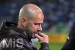 24.10.2017, Fussball DFB-Pokal 2017, 2.Runde, 1.FC Magdeburg - Borussia Dortmund, in der MDCC-Arena Magdeburg, Trainer Peter Bosz (Dortmund) nachdenklich.