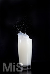 07.11.2017 Milch und Milchprodukte im Detail, frische Milch spritzt im Glas.