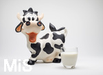07.11.2017 Milch und Milchprodukte im Detail, frische Milch im Trinkglas neben einer Kuh aus Keramik