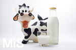 07.11.2017 Milch und Milchprodukte im Detail, frische Milch im Trinkglas neben einer Kuh aus Keramik
