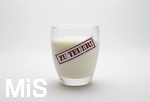 07.11.2017 Milch und Milchprodukte im Detail, frische Milch im Trinkglas mit der Aufschrift zu teuer. Symbolbild fr die immer teurer werdenden Milch und Milchprodukte,  