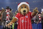 20.12.2017, Fussball DFB-Pokal 2017, Achtelfinale,  FC Bayern Mnchen - Borussia Dortmund, in der Allianz-Arena Mnchen. Bayern-Maskottchen Berni dirigiert eine Blaskapelle in der Pause.