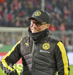 20.12.2017, Fussball DFB-Pokal 2017, Achtelfinale,  FC Bayern Mnchen - Borussia Dortmund, in der Allianz-Arena Mnchen. Trainer Peter Stger (Dortmund) ist zufrieden.