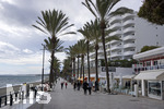 07.01.2018,  Marbella in Spanien,  Strandpromenade im Winter, am Paseo Maritimo ist es Ruhig, 