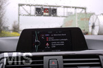09.10.2017, Autobahn A99, Unfall, Stau wegen eines LKW-Unfalles, das Navigationssystem im Auto zeigt es an.