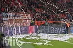 12.01.2018,  Fussball 1.Liga 2017/2018, 18.Spieltag, Bayer Leverkusen - FC Bayern Mnchen, in der BayArena Leverkusen. Papierrollen berschwemmen den Platz, geworfen von der Bayern-Kurve.