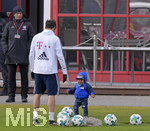 16.01.2018, Fussball 1. Bundesliga 2017/2018, FC Bayern Mnchen, Training an der Sbenerstrasse. li: Javi Martinez (FC Bayern Mnchen) Spielt mit seinem Sohn am Spielfeldrand.
