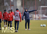 16.01.2018, Fussball, 2017/2018, FC Bayern Mnchen II, Training an der Sbenerstrasse. Co-Trainer Tobias Schweinsteiger (FC Bayern) gibt Anweisungen. 