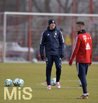 16.01.2018, Fussball, 2017/2018, FC Bayern Mnchen II, Training an der Sbenerstrasse. Co-Trainer Tobias Schweinsteiger (mitte, FC Bayern) lacht.