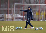 16.01.2018, Fussball, 2017/2018, FC Bayern Mnchen II, Training an der Sbenerstrasse. Co-Trainer Tobias Schweinsteiger (FC Bayern) gibt Anweisungen.  