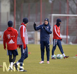 16.01.2018, Fussball, 2017/2018, FC Bayern Mnchen II, Training an der Sbenerstrasse. Co-Trainer Tobias Schweinsteiger (re, FC Bayern) gibt Anweisungen.  