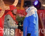 27.02.2018, Olympische Winterspiele 2018, Empfang der erfolgreichen Olympia-Sportlerinnen und Sportler aus dem Allgu am Marktplatz Oberstdorf. Nicole Schott (li, GER, Eiskunstlauf) bekommt einen Blumenstrauss.