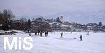 03.03.2018,  Hopfensee in Bayern, Der Hopfensee bei Fssen im Allgu ist ein beliebtes Ausflugsziel auch im Winter.  Der See ist komplett zugefroren, Spaziergnger laufen bers Eis, es wird Eishockey und Eisstockschiessen gespielt.