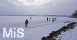 03.03.2018,  Hopfensee in Bayern, Der Hopfensee bei Fssen im Allgu ist ein beliebtes Ausflugsziel auch im Winter.  Der See ist komplett zugefroren, Spaziergnger laufen bers Eis, es wird Eisstockschiessen gespielt.