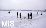 03.03.2018,  Hopfensee in Bayern, Der Hopfensee bei Fssen im Allgu ist ein beliebtes Ausflugsziel auch im Winter.  Der See ist komplett zugefroren, Spaziergnger laufen bers Eis, es wird Eisstockschiessen gespielt.