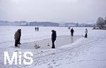 03.03.2018,  Hopfensee in Bayern, Der Hopfensee bei Fssen im Allgu ist ein beliebtes Ausflugsziel auch im Winter.  Der See ist komplett zugefroren, Spaziergnger laufen bers Eis, es wird Eisstockschiessen gespielt. 