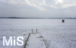 03.03.2018,  Hopfensee in Bayern, Der Hopfensee bei Fssen im Allgu ist ein beliebtes Ausflugsziel auch im Winter.  Der See ist komplett zugefroren, Spaziergnger laufen bers Eis.