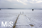 03.03.2018,  Hopfensee in Bayern, Der Hopfensee bei Fssen im Allgu ist ein beliebtes Ausflugsziel auch im Winter.  Der See ist komplett zugefroren, Spaziergnger laufen bers Eis.