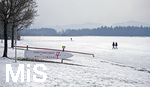 03.03.2018,  Hopfensee in Bayern, Der Hopfensee bei Fssen im Allgu ist ein beliebtes Ausflugsziel auch im Winter.  Das Eisrettungsgert der Wasserwacht am Rand des Sees. Spaziergnger laufen unverdrossen bers Eis.