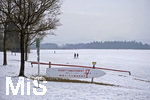 03.03.2018,  Hopfensee in Bayern, Der Hopfensee bei Fssen im Allgu ist ein beliebtes Ausflugsziel auch im Winter.  Das Eisrettungsgert der Wasserwacht am Rand des Sees. Spaziergnger laufen unverdrossen bers Eis.
