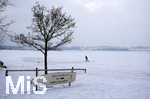 03.03.2018,  Hopfensee in Bayern, Der Hopfensee bei Fssen im Allgu ist ein beliebtes Ausflugsziel auch im Winter.  Das Eisrettungsgert der Wasserwacht am Rand des Sees. Ein Eislufer zieht unverdrossen seine Bahnen bers Eis.