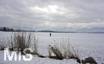 03.03.2018,  Hopfensee in Bayern, Der Hopfensee bei Fssen im Allgu ist ein beliebtes Ausflugsziel auch im Winter.  Ein Liebespaar ksst sich mitten auf dem gefrorenen See.