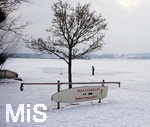 03.03.2018,  Hopfensee in Bayern, Der Hopfensee bei Fssen im Allgu ist ein beliebtes Ausflugsziel auch im Winter.  Das Eisrettungsgert der Wasserwacht am Rand des Sees. Ein Eislufer zieht unverdrossen seine Bahnen bers Eis.