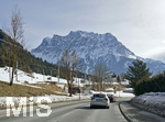 03.03.2018,  Die Zugspitze ist Schneebedeckt, Strasse bei Lermoos in sterreich.