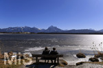 04.03.2018,  Hopfensee in Bayern, Der Hopfensee bei Fssen im Allgu ist ein beliebtes Ausflugsziel auch im Winter.  Der See ist teilweise zugefroren, Schnee liegt auf den Bergen. 