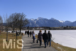 04.03.2018,  Hopfensee in Bayern, Der Hopfensee bei Fssen im Allgu ist ein beliebtes Ausflugsziel auch im Winter.  Der See ist teilweise zugefroren, Schnee liegt auf den Bergen, viele Sonntagsausflgler nutzen die Sonne zum Wandern.