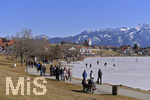 04.03.2018,  Hopfensee in Bayern, Der Hopfensee bei Fssen im Allgu ist ein beliebtes Ausflugsziel auch im Winter.  Der See ist teilweise zugefroren, Schnee liegt auf den Bergen, viele Sonntagsausflgler nutzen die Sonne zum Wandern. 
