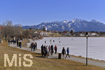 04.03.2018,  Hopfensee in Bayern, Der Hopfensee bei Fssen im Allgu ist ein beliebtes Ausflugsziel auch im Winter.  Der See ist teilweise zugefroren, Schnee liegt auf den Bergen, viele Sonntagsausflgler nutzen die Sonne zum Wandern. 
