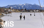 04.03.2018,  Hopfensee in Bayern, Der Hopfensee bei Fssen im Allgu ist ein beliebtes Ausflugsziel auch im Winter.  Der See ist teilweise zugefroren, Schnee liegt auf den Bergen, viele Sonntagsausflgler nutzen die Sonne zum Wandern. und einige sind auf dem Eis zum Schlittschuhlaufen.