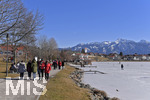 04.03.2018,  Hopfensee in Bayern, Der Hopfensee bei Fssen im Allgu ist ein beliebtes Ausflugsziel auch im Winter.  Der See ist teilweise zugefroren, Schnee liegt auf den Bergen, viele Sonntagsausflgler nutzen die Sonne zum Wandern. und einige sind auf dem Eis zum Schlittschuhlaufen.