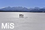 04.03.2018,  Hopfensee in Bayern, Der Hopfensee bei Fssen im Allgu ist ein beliebtes Ausflugsziel auch im Winter.  Der See ist teilweise zugefroren, Schnee liegt auf den Bergen, Kinder sind auf dem Eis zum Schlittschuhlaufen.
