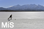 04.03.2018,  Hopfensee in Bayern, Der Hopfensee bei Fssen im Allgu ist ein beliebtes Ausflugsziel auch im Winter.  Der See ist teilweise zugefroren, Schnee liegt auf den Bergen, Auf dem Eis wird Eisstockschiessen gespielt.