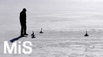04.03.2018,  Hopfensee in Bayern, Der Hopfensee bei Fssen im Allgu ist ein beliebtes Ausflugsziel auch im Winter.  Der See ist teilweise zugefroren, Schnee liegt auf den Bergen, Auf dem Eis wird Eisstockschiessen gespielt. 