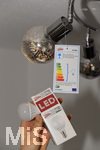 15.03.2018, Deutschland, Deckenleuchte mit Energiesparlampen aus LED Leuchtmittel in einem Mbelhaus. Das Energie-Label sagt A++, beste Energieeffizienz. Dank LED-Lampe. Nur 3 Watt, aber 300 Lumen Lichtleistung.