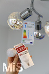 15.03.2018, Deutschland, Deckenleuchte mit Energiesparlampen aus LED Leuchtmittel in einem Mbelhaus. Das Energie-Label sagt A++, beste Energieeffizienz. Dank LED-Lampe. Nur 3 Watt, aber 300 Lumen Lichtleistung.