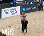 23.06.2018, Die Techniker Beach Tour 2018, Beach-Volleyball, in Dsseldorf, Damen-Finale,  v.li: Melanie Gernert und Elena Kiesling (Berlin) umarmen sich.