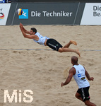 23.06.2018, Die Techniker Beach Tour 2018, Beach-Volleyball, in Dsseldorf, Mnner-Finale, Manuel Lohmann (oben, TGM Gonsenheim), Jefferson Santos Pereira (TG Rsselsheim) 