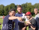 13.07.2018, Fussball 1.und 2. Bundesliga 2018/2019, Testspiel SpvGG Unterhaching - TSG 1899 Hoffenheim, im Stadion in Pcking. Trainer Julian Nagelsmann (Hoffenheim) lsst sich mit Fans fotografieren. 