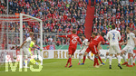 03.04.2019, Fussball DFB Pokal 2018/2019, Viertelfinale,  FC Bayern Mnchen - 1.FC Heidenheim, in der Allianz-Arena Mnchen. Leon Goretzka (4.v.re, FC Bayern Mnchen) Torschuss zum 1:0.



