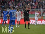 07.04.2019, Fussball 1. Bundesliga 2018/2019, 28. Spieltag, FC Augsburg - TSG 1899 Hoffenheim, in der WWK-Arena Augsburg. Schiedsrichter Robert Schrder gibt Handzeichen.


 
