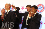 25.05.2019, Fussball, Bankett nach dem DFB-Pokalfinale 2019,  FC Bayern Mnchen feiert in der Telekom-Reprsentanz in Berlin das Double. v.li: Arjen Robben (FC Bayern Mnchen), Thomas Mller (FC Bayern Mnchen), Serge Gnabry (FC Bayern Mnchen) feiern auf der Bhne.

