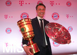 25.05.2019, Fussball, Bankett nach dem DFB-Pokalfinale 2019,  FC Bayern Mnchen feiert in der Telekom-Reprsentanz in Berlin das Double. Trainer Niko Kovac (FC Bayern Mnchen) mit DFB-Pokal und der Meisterschale.  

