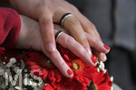 19.03.2019,  Hochzeit von Simone und Max,  Das Hochzeitspaar beim Fototermin, Hand in Hand, mit den Eheringen an den Fingern.