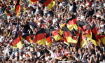 30.05.2019, Fussball Frauen-Nationalmannschaft, Freundschaftsspiel, Deutschland - Chile, in der Continental-Arena Regensburg, Die Fans feiern die deutschen Mdels.
  
 
