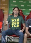 24.08.2019, Fussball 1. Bundesliga 2019/2020, 2.Spieltag, FC Augsburg - 1.FC Union Berlin, in der WWK-Arena Augsburg.  Trainer Martin Schmidt (FC Augsburg) mit T-Shirt-Aufdruck: 