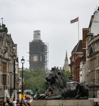 26.05.2019, London. Vorne: Lwenstatue am Trafalger Square, hinten: Big Ben eingerstet.